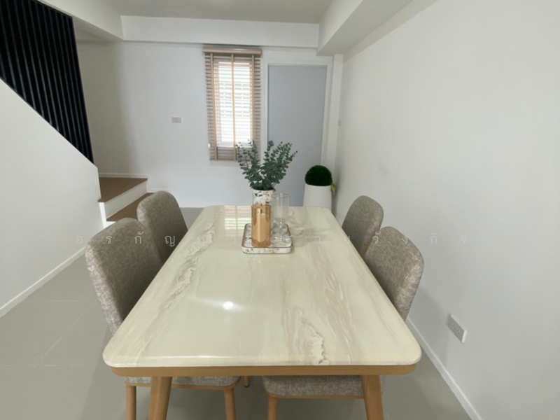 For sale Modern 2.5-Storey Townhome for Sale – Prime Location near Ruamchok Market, Chiang Mai, San Sai Noi, San Sai, Chiang Mai, 2 Bedrooms, 114 sqm, Townhouse For Sale, by อรกัญญา สายวังกิจ, 500191114 - DDproperty.com