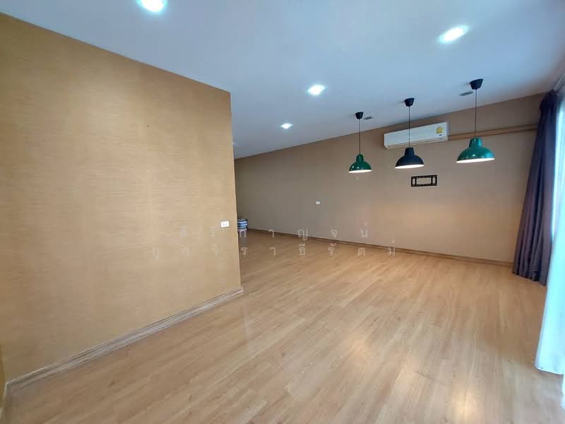 ขายทาวน์โฮม 3 ชั้นสีทองทาวน์ ซ.นวมินทร์ 42 แยก 27 บึงกุ่ม 5 ภายใน 4 ห้องโถงต่อเติมครบ, Bangkok, Khlong Kum, Bueng Kum, Bangkok, 5 Bedrooms, 210 sqm, Townhouse For Sale, by สิริกาญจน์ กุลจิราธีรัตม์, 500191167 - DDproperty.com