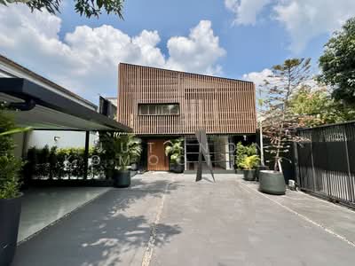 ขาย - For Saleขายบ้านเดี่ยว 7 ห้องอเนกประสงค์ + Master Bedroom Modern Loft Pool Villa ใจกลางสุขุมวิท 77, กรุงเทพ