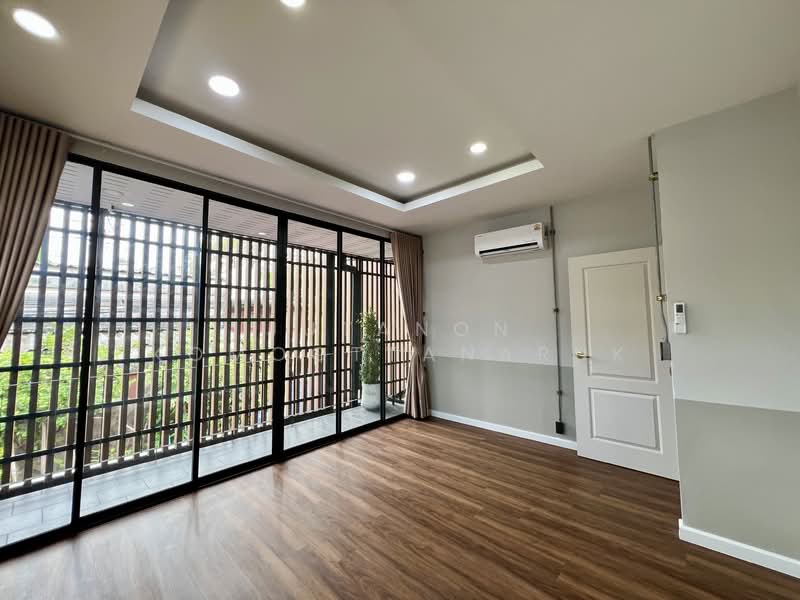 For Saleขายบ้านเดี่ยว 7 ห้องอเนกประสงค์ + Master Bedroom Modern Loft Pool Villa ใจกลางสุขุมวิท 77, Bangkok, On Nut, Suan Luang, Bangkok, 8 Bedrooms, 292 sqm, Single Detached House For Sale, by Jutanon Komoottanaruk, 500191389 - DDproperty.com