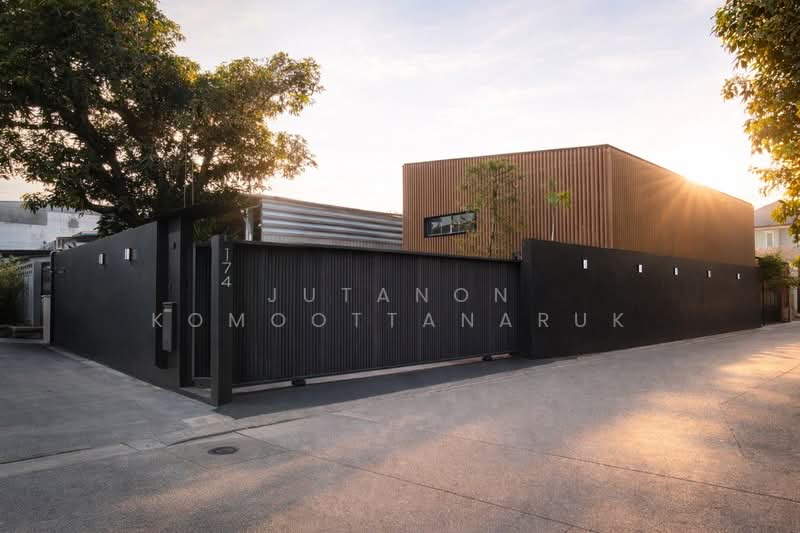 For Saleขายบ้านเดี่ยว 7 ห้องอเนกประสงค์ + Master Bedroom Modern Loft Pool Villa ใจกลางสุขุมวิท 77, Bangkok, On Nut, Suan Luang, Bangkok, 8 Bedrooms, 292 sqm, Single Detached House For Sale, by Jutanon Komoottanaruk, 500191389 - DDproperty.com