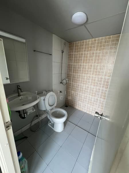 Lumpini Condo Town Romklao-Suvarnabhumi, Bangkok, Rom Klao Road 1, Khlong Sam Prawet, Lat Krabang, Bangkok, 2 Bedrooms, 43 sqm, Condo For Sale, by Thitipak Chertchukiatkong, 500191768 - DDproperty.com