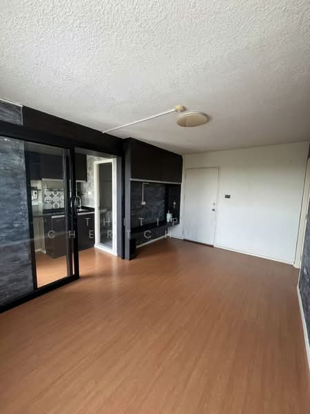 Lumpini Condo Town Romklao-Suvarnabhumi, Bangkok, Rom Klao Road 1, Khlong Sam Prawet, Lat Krabang, Bangkok, 2 Bedrooms, 43 sqm, Condo For Sale, by Thitipak Chertchukiatkong, 500191768 - DDproperty.com