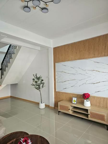 หมู่บ้านรุ่งกิจวิลล่า 4 ซอยร่มเกล้า 54 แขวงคลองสามประเวศ เขตลาดกระบัง, กรุงเทพ, ร่มเกล้า54, คลองสามประเวศ, ลาดกระบัง, กรุงเทพ, 80 ตร.ม., ทาวน์เฮ้าส์ ขาย, โดย นภัสศรณ์ วงศ์สินไทยกร (นันท์), 500192052 - DDproperty.com