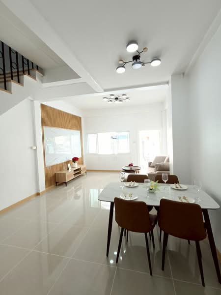 หมู่บ้านรุ่งกิจวิลล่า 4 ซอยร่มเกล้า 54 แขวงคลองสามประเวศ เขตลาดกระบัง, Bangkok, ร่มเกล้า54, Khlong Sam Prawet, Lat Krabang, Bangkok, 2 Bedrooms, 80 sqm, Townhouse For Sale, by นภัสศรณ์ วงศ์สินไทยกร (นันท์), 500192052 - DDproperty.com