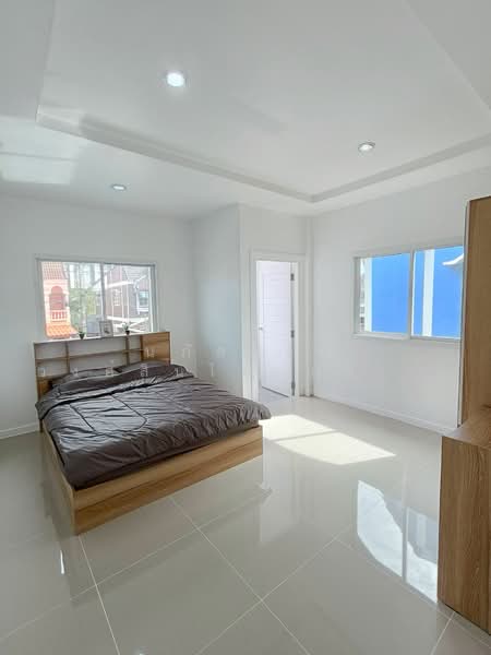 หมู่บ้านรุ่งกิจวิลล่า 4 ซอยร่มเกล้า 54 แขวงคลองสามประเวศ เขตลาดกระบัง, Bangkok, ร่มเกล้า54, Khlong Sam Prawet, Lat Krabang, Bangkok, 2 Bedrooms, 80 sqm, Townhouse For Sale, by นภัสศรณ์ วงศ์สินไทยกร (นันท์), 500192052 - DDproperty.com