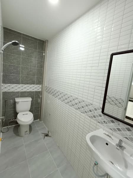 หมู่บ้านรุ่งกิจวิลล่า 4 ซอยร่มเกล้า 54 แขวงคลองสามประเวศ เขตลาดกระบัง, Bangkok, ร่มเกล้า54, Khlong Sam Prawet, Lat Krabang, Bangkok, 2 Bedrooms, 80 sqm, Townhouse For Sale, by นภัสศรณ์ วงศ์สินไทยกร (นันท์), 500192052 - DDproperty.com