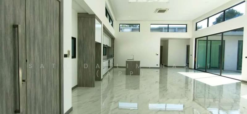 Grand Family Villa Luxury 5-Bedroom Oasis In Chaiyapruek, Chon Buri (Pattaya), Nong Hin 5, Muang Pattaya, Amphoe Bang Lamung, Chang Wat Chon Buri 20150, Thailand, Nong Pru, Bang Lamung (Pattaya), Chon Buri (Pattaya), 5 Bedrooms, 190 sqm, Villa For Rent, by Sathida Limphasut (App), 500192257 - DDproperty.com