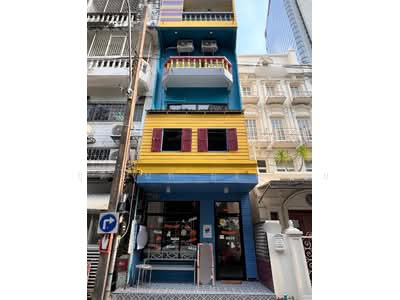 ขาย - For Sale: Boutique Hostel in Silom 8 Minute Walk to BTS, กรุงเทพ