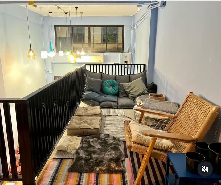 ขาย - For Sale: Boutique Hostel in Silom 8 Minute Walk to BTS, กรุงเทพ