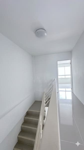 ถูกมาก อาคารพาณิชย์ 3 ชั้น ทำเลค้าขาย ศรีราชา เพียง 2.49 ล้าน ทำเลดี ติดถนน หนองยายบู่ ศรีราชา, Chon Buri (Pattaya), Nong - Kham, Si Racha, Chon Buri (Pattaya), , 155 sqm, Shophouse For Sale, by Pronthip Wattanasatiengul, 500192432 - DDproperty.com