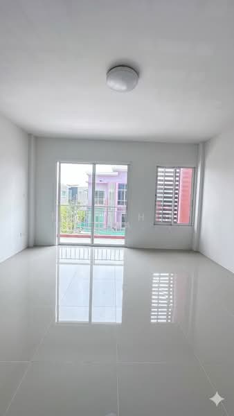 ถูกมาก อาคารพาณิชย์ 3 ชั้น ทำเลค้าขาย ศรีราชา เพียง 2.49 ล้าน ทำเลดี ติดถนน หนองยายบู่ ศรีราชา, Chon Buri (Pattaya), Nong - Kham, Si Racha, Chon Buri (Pattaya), , 155 sqm, Shophouse For Sale, by Pronthip Wattanasatiengul, 500192432 - DDproperty.com