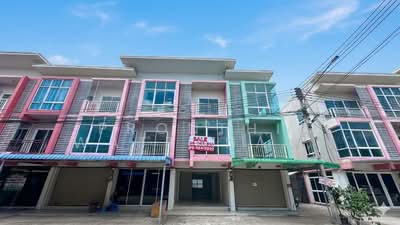 ขาย - ถูกมาก อาคารพาณิชย์ 3 ชั้น ทำเลค้าขาย ศรีราชา เพียง 2.49 ล้าน ทำเลดี ติดถนน หนองยายบู่ ศรีราชา, ชลบุรี