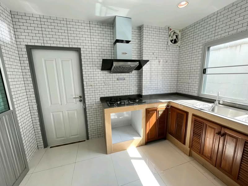 4-BR House, Bangkok, Chan Kasem, Chatuchak, Bangkok, 4 Bedrooms, 180 sqm, Single Detached House For Rent, by Pavana Sirikogar, 500192733 - DDproperty.com