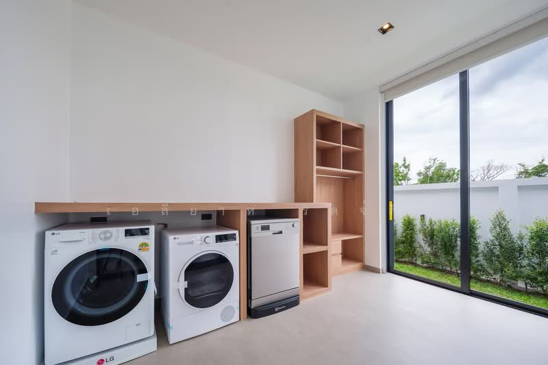 For Sale - Expansive 5-Bedroom Modern Pool Villa with Tropical Garden in Chiang Mai, Chiang Mai