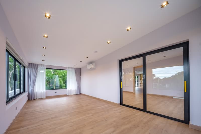 For Sale - Expansive 5-Bedroom Modern Pool Villa with Tropical Garden in Chiang Mai, Chiang Mai