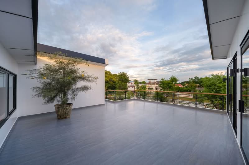 For Sale - Expansive 5-Bedroom Modern Pool Villa with Tropical Garden in Chiang Mai, Chiang Mai