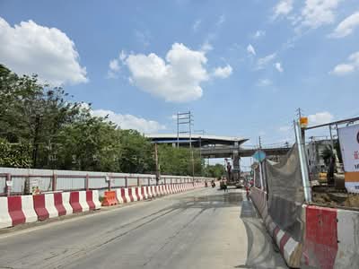 ขาย - ขายบ้านเดี่ยว 2 ชั้น ถนนเลียบทางรถไฟตลิ่งชัน ห่างจากสถานีรถไฟฟ้าสถานีบางขุนนนท์ เพียง 100 เมตร, กรุงเทพ