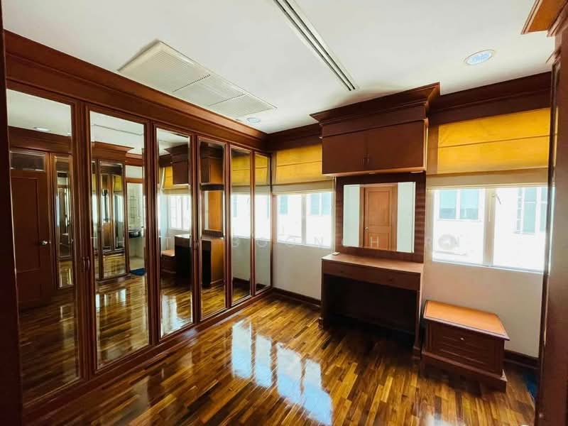 Baan Klang Krung Thonglor, Bangkok, 55 Soi Sukhumvit 55, Khlong Tan Nua, Watthana, Bangkok, 4 Bedrooms, 400 sqm, Townhouse For Rent, by Thiti Boonchurn, 500194980 - DDproperty.com