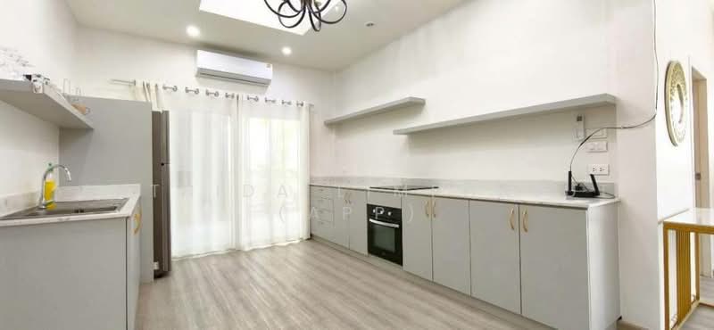 European Thai House, Chon Buri (Pattaya), Nong Pru, Bang Lamung (Pattaya), Chon Buri (Pattaya), 4 Bedrooms, 300 sqm, Single Detached House For Rent, by Sathida Limphasut (App), 500195119 - DDproperty.com