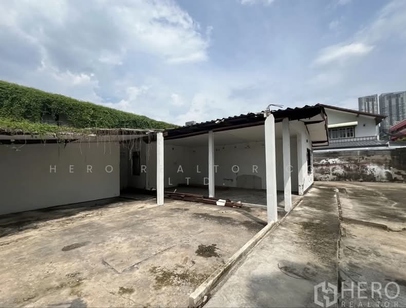 ให้เช่า - For rent Detached House in Phra Khanong Bangkok BTS Punnawithi BRE18791, กรุงเทพ