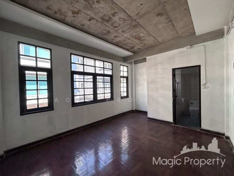 Commercial Building For Rent in Soi Sukhumvit 39, Bangkok, Khlong Tan Nua, Watthana, Bangkok, , 260 sqm, Shophouse For Rent, by Magic Property, 500195785 - DDproperty.com