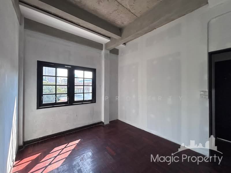 For Sale - Commercial Building For Sale in Soi Sukhumvit 39, Bangkok