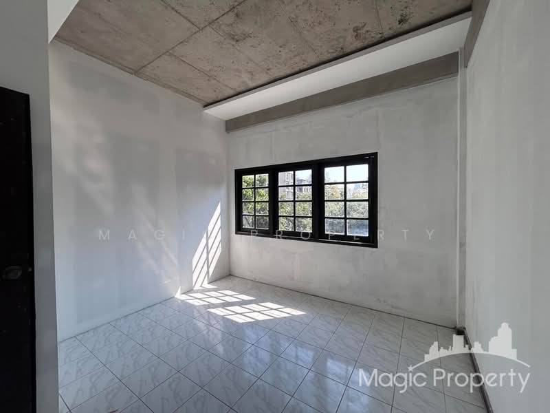 For Sale - Commercial Building For Sale in Soi Sukhumvit 39, Bangkok