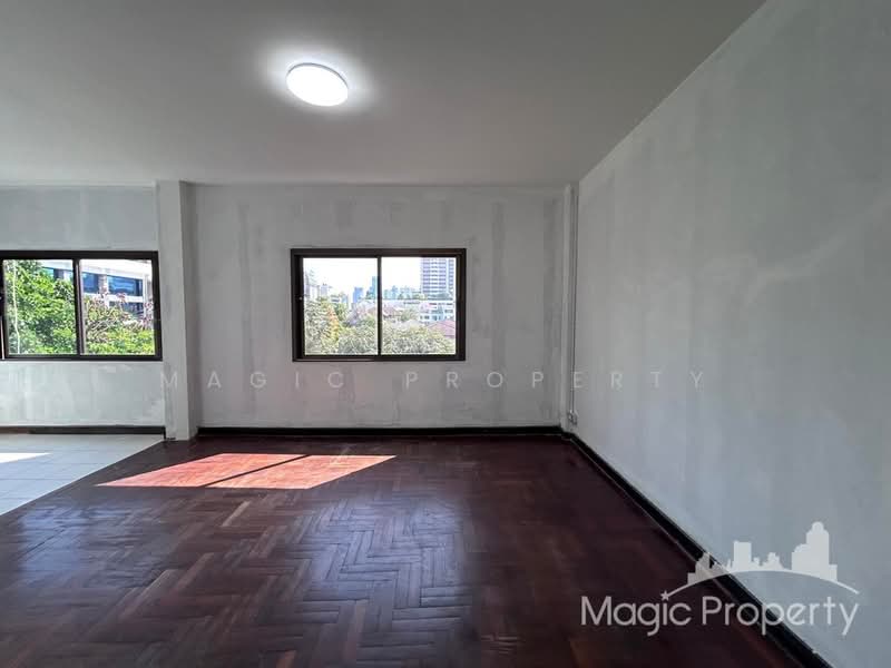 For Sale - Commercial Building For Sale in Soi Sukhumvit 39, Bangkok