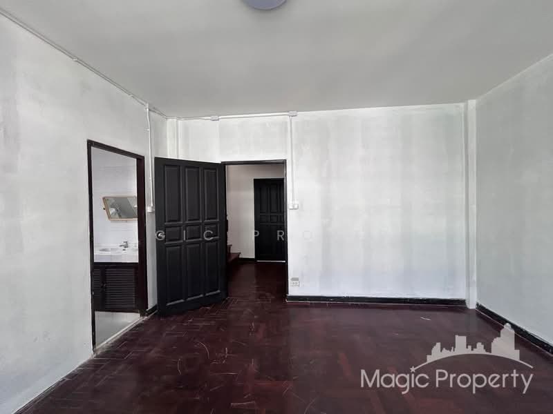 For Sale - Commercial Building For Sale in Soi Sukhumvit 39, Bangkok