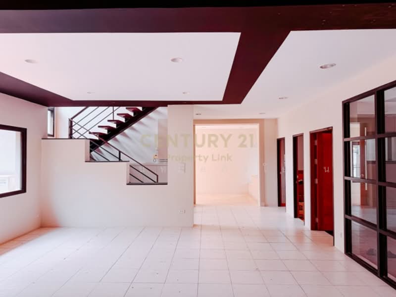 The Ultimate Perk: Parking for 5 CARS—a true rarity in Ari, Bangkok, Phaya Thai, Phaya Thai, Bangkok, , 300 sqm, Office Space For Rent, by Pattanan Apirayothin, 500196004 - DDproperty.com