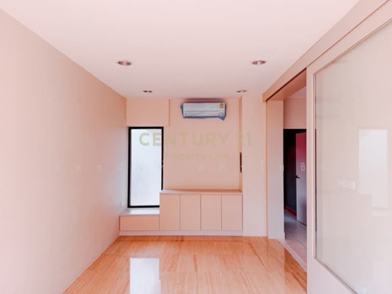 The Ultimate Perk: Parking for 5 CARS—a true rarity in Ari, Bangkok, Phaya Thai, Phaya Thai, Bangkok, , 300 sqm, Office Space For Rent, by Pattanan Apirayothin, 500196004 - DDproperty.com