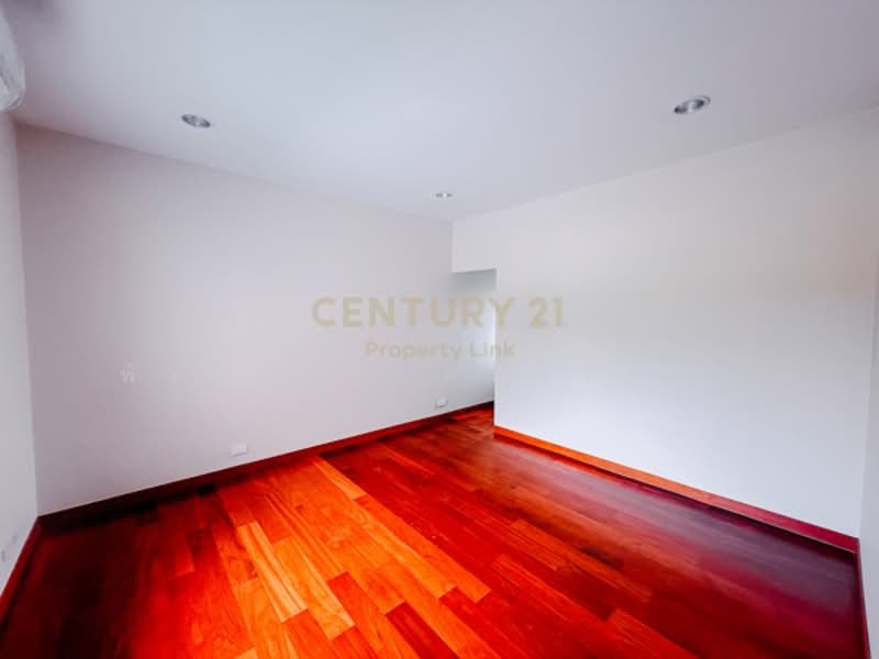 The Ultimate Perk: Parking for 5 CARS—a true rarity in Ari, Bangkok, Phaya Thai, Phaya Thai, Bangkok, , 300 sqm, Office Space For Rent, by Pattanan Apirayothin, 500196004 - DDproperty.com