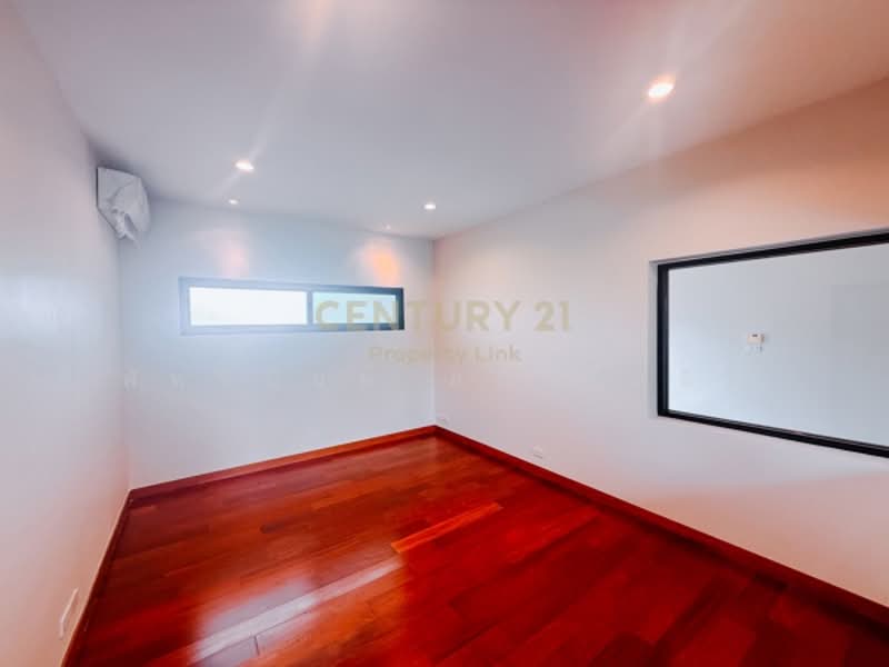 The Ultimate Perk: Parking for 5 CARS—a true rarity in Ari, Bangkok, Phaya Thai, Phaya Thai, Bangkok, , 300 sqm, Office Space For Rent, by Pattanan Apirayothin, 500196004 - DDproperty.com