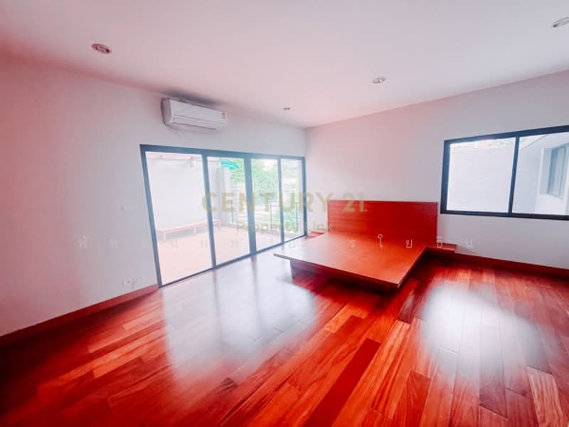 The Ultimate Perk: Parking for 5 CARS—a true rarity in Ari, Bangkok, Phaya Thai, Phaya Thai, Bangkok, , 300 sqm, Office Space For Rent, by Pattanan Apirayothin, 500196004 - DDproperty.com