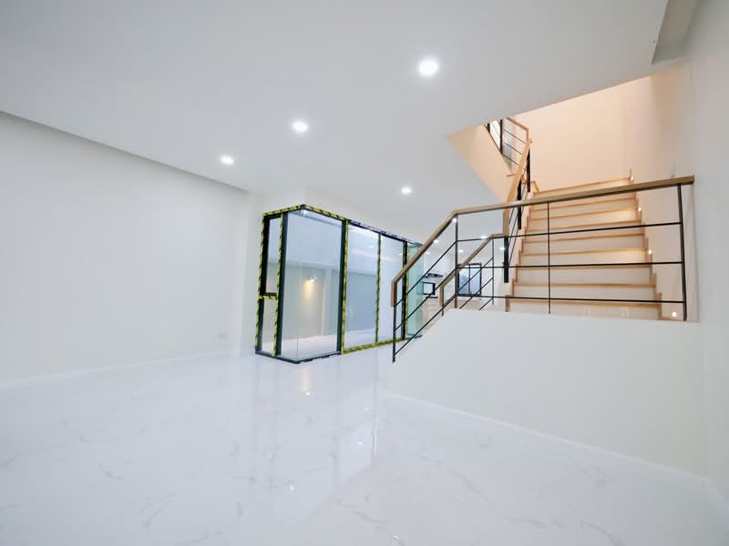 For Sale - บ้านแฝด 2 ชั้น สร้างใหม่ ซ.เฉลิมพระเกียรติ 6, Bangkok