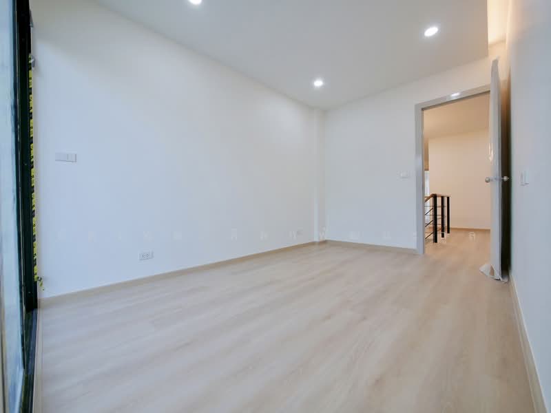 For Sale - บ้านแฝด 2 ชั้น สร้างใหม่ ซ.เฉลิมพระเกียรติ 6, Bangkok