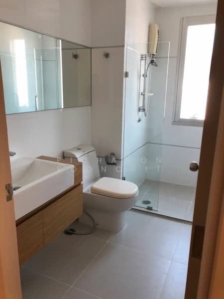 Thru Thonglor, Bangkok, Petchaburi Road, Bang Kapi, Huai Khwang, Bangkok, 2 Bedrooms, 62 sqm, Condo For Sale, by Pichamon Boonchit, 500196550 - DDproperty.com