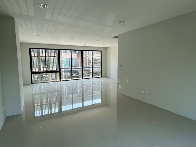 3-BR Townhouse, Bangkok, Khlong Sam Prawet, Lat Krabang, Bangkok, 3 Bedrooms, 263 sqm, Townhouse For Rent, by Hathairat  Rookphan  , 500196682 - DDproperty.com