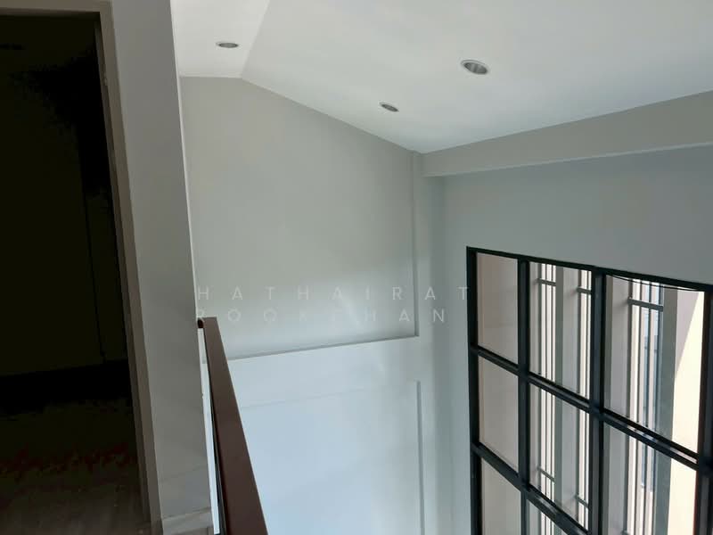 3-BR Townhouse, Bangkok, Khlong Sam Prawet, Lat Krabang, Bangkok, 3 Bedrooms, 263 sqm, Townhouse For Rent, by Hathairat  Rookphan  , 500196682 - DDproperty.com