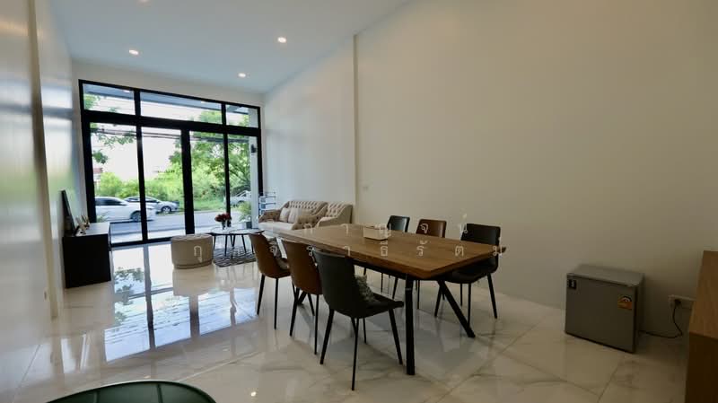 3-story home office for sale in a new project in Theparak area. Premium materials used throughout. O, Samut Prakan, เทพารักษ์, Thepharak, Muang Samut Prakarn, Samut Prakan, , 204 sqm, Shophouse For Sale, by สิริกาญจน์ กุลจิราธีรัตม์, 500197235 - DDproperty.com