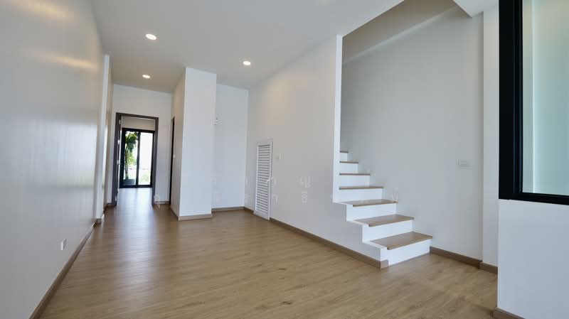 3-story home office for sale in a new project in Theparak area. Premium materials used throughout. O, Samut Prakan, เทพารักษ์, Thepharak, Muang Samut Prakarn, Samut Prakan, , 204 sqm, Shophouse For Sale, by สิริกาญจน์ กุลจิราธีรัตม์, 500197235 - DDproperty.com