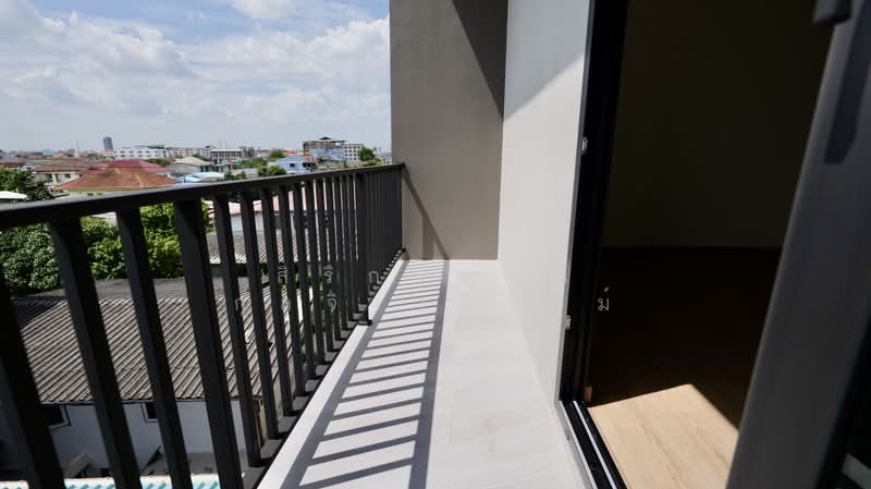 3-story home office for sale in a new project in Theparak area. Premium materials used throughout. O, Samut Prakan, เทพารักษ์, Thepharak, Muang Samut Prakarn, Samut Prakan, , 204 sqm, Shophouse For Sale, by สิริกาญจน์ กุลจิราธีรัตม์, 500197235 - DDproperty.com