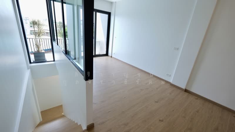 3-story home office for sale in a new project in Theparak area. Premium materials used throughout. O, Samut Prakan, เทพารักษ์, Thepharak, Muang Samut Prakarn, Samut Prakan, , 204 sqm, Shophouse For Sale, by สิริกาญจน์ กุลจิราธีรัตม์, 500197235 - DDproperty.com