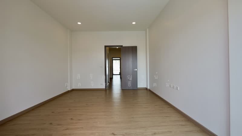 3-story home office for sale in a new project in Theparak area. Premium materials used throughout. O, Samut Prakan, เทพารักษ์, Thepharak, Muang Samut Prakarn, Samut Prakan, , 204 sqm, Shophouse For Sale, by สิริกาญจน์ กุลจิราธีรัตม์, 500197235 - DDproperty.com