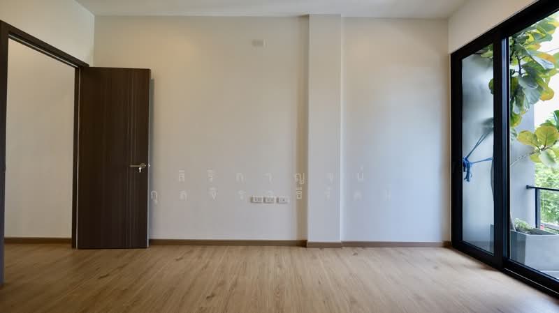 3-story home office for sale in a new project in Theparak area. Premium materials used throughout. O, Samut Prakan, เทพารักษ์, Thepharak, Muang Samut Prakarn, Samut Prakan, , 204 sqm, Shophouse For Sale, by สิริกาญจน์ กุลจิราธีรัตม์, 500197235 - DDproperty.com