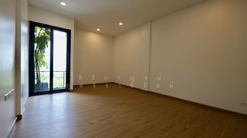 3-story home office for sale in a new project in Theparak area. Premium materials used throughout. O, Samut Prakan, เทพารักษ์, Thepharak, Muang Samut Prakarn, Samut Prakan, , 204 sqm, Shophouse For Sale, by สิริกาญจน์ กุลจิราธีรัตม์, 500197235 - DDproperty.com