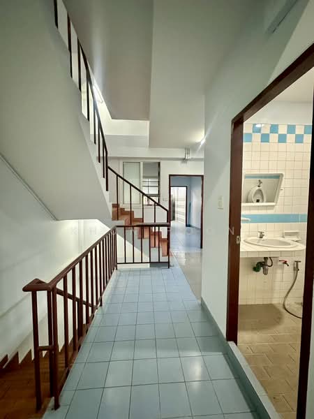 For Rent – 5.5-storey commercial building with a kitchen and beds in every room, located near BTS &, Samut Prakan, สุขุมวิท, Thepharak, Muang Samut Prakarn, Samut Prakan, , 365 sqm, Shophouse For Rent, by Khun Poon, 500197444 - DDproperty.com