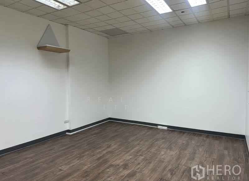 ให้เช่า - For rent Office Space 122 sqm in Lumphini, Pathum Wan, Bangkok BTS Phloen Chit HRE00420, กรุงเทพ