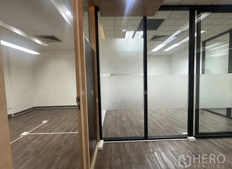 ให้เช่า - For rent Office Space 122 sqm in Lumphini, Pathum Wan, Bangkok BTS Phloen Chit HRE00420, กรุงเทพ